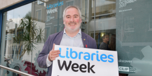 Chris Riddell outside CILIP after being presented with his Honorary Fellowship in 2017