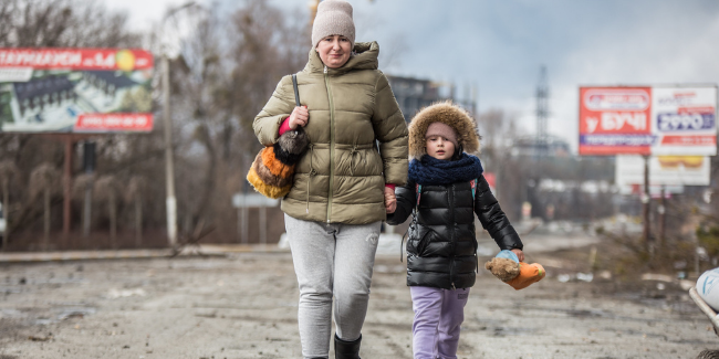 A mother and her child are feeling violence, Bucha, Kyiv Oblast, Ukraine, 4 March 2022. Photo: Oleksandr Ratushnyak / UNDP Ukraine