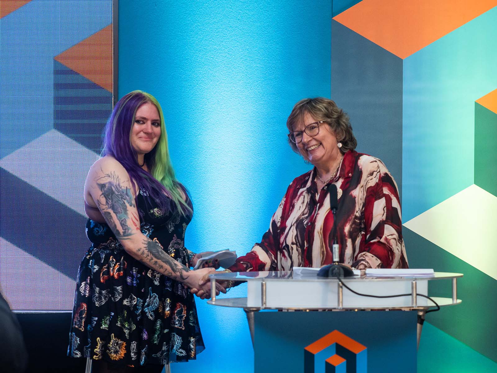 Sue Williamson, CILIP Vice-President presenting the CILIP125 Medal to Imogen Loucas 