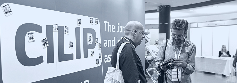 Photo of staff member and attendee at 2019 CILIP Conference